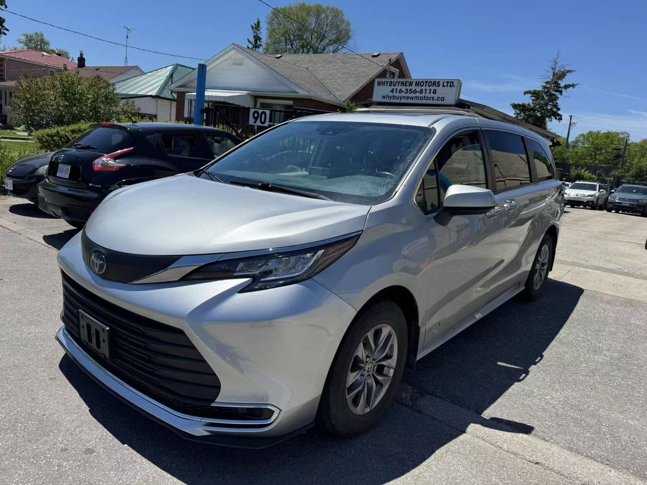 2021 Toyota Sienna XLE 7-Passenger AWD Photo