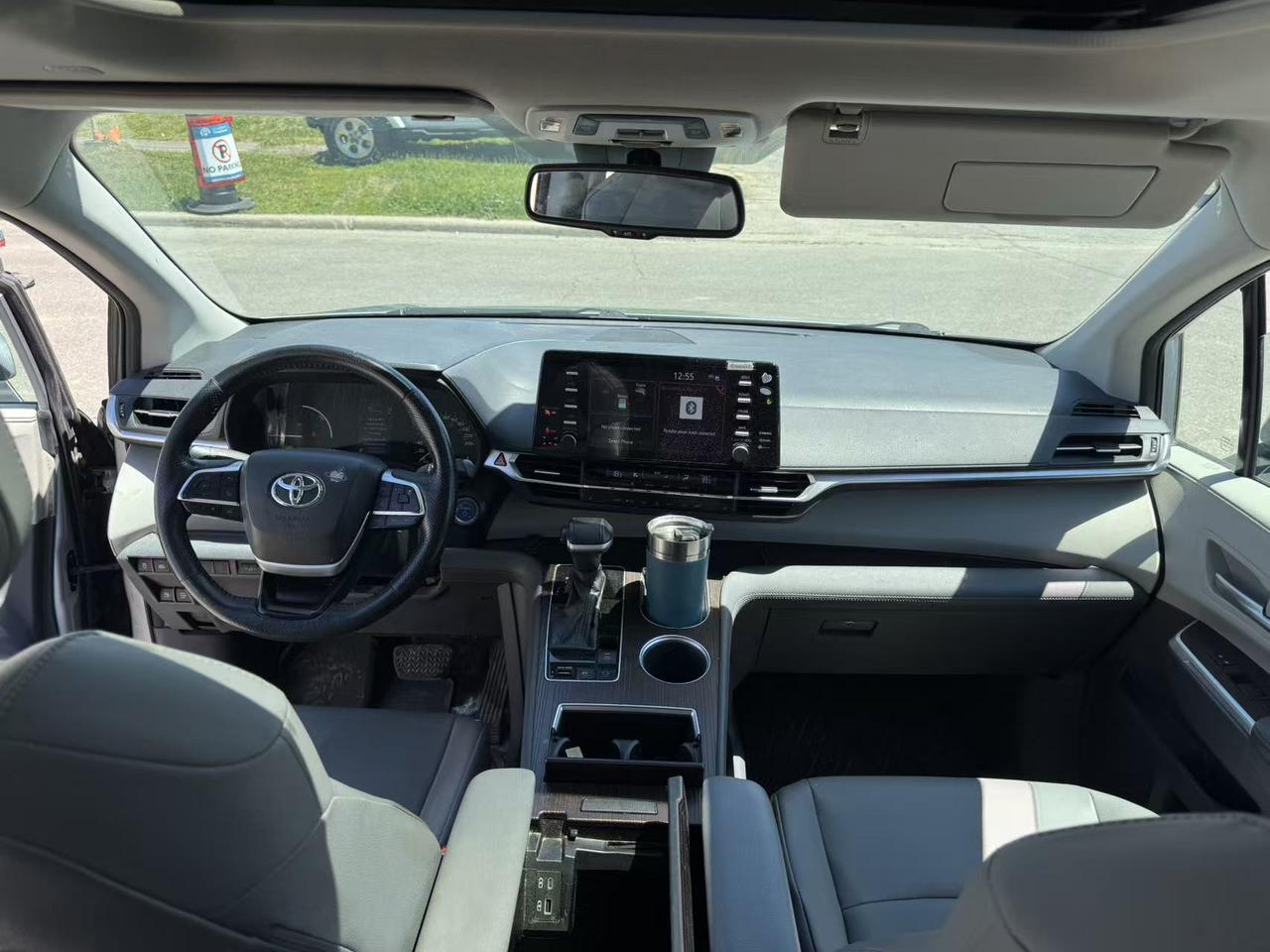 2021 Toyota Sienna XLE 7-Passenger AWD Photo