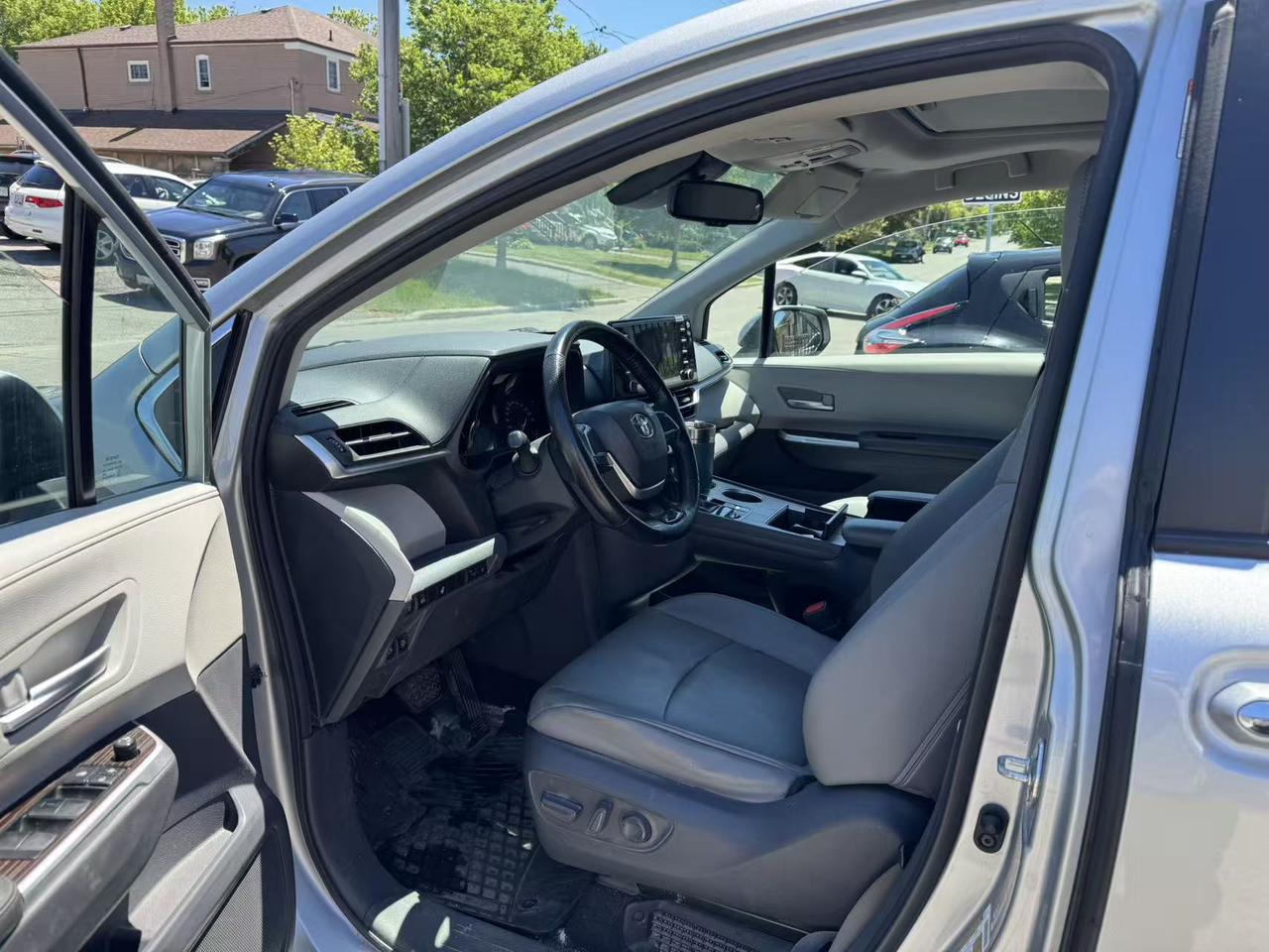 2021 Toyota Sienna XLE 7-Passenger AWD Photo