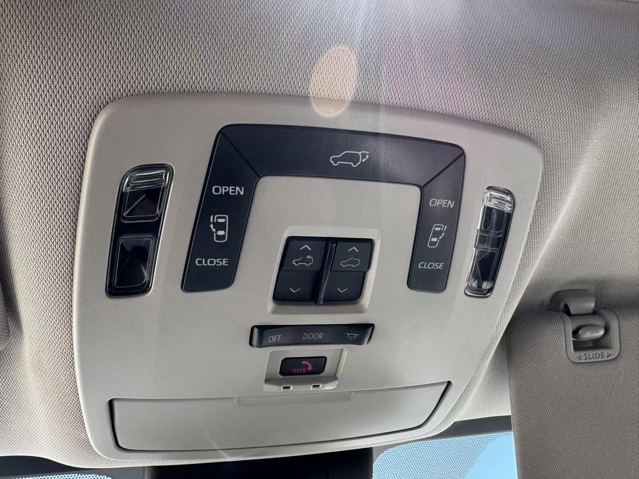 2021 Toyota Sienna XLE 7-Passenger AWD Photo