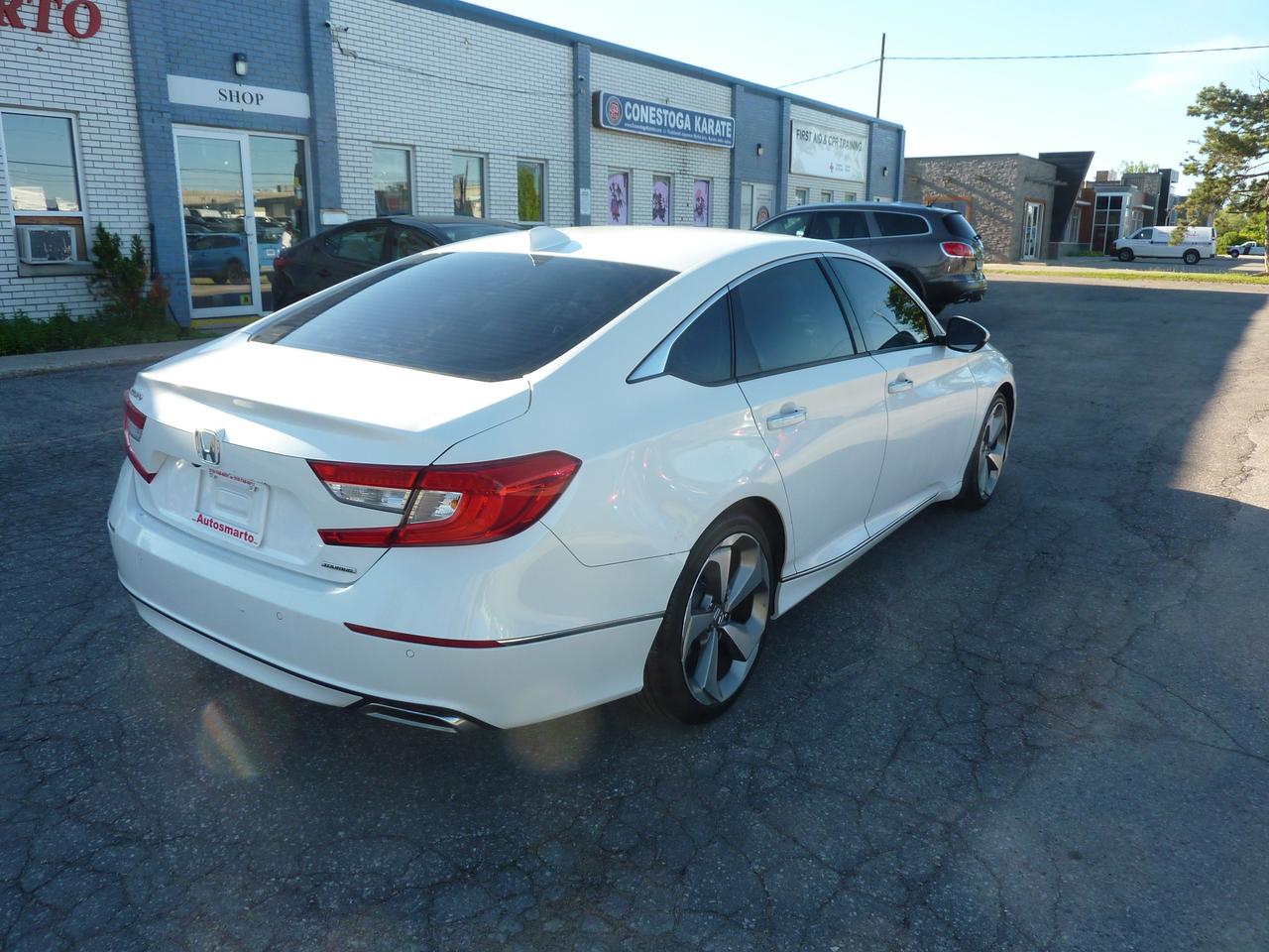 2018 Honda Accord Touring Photo