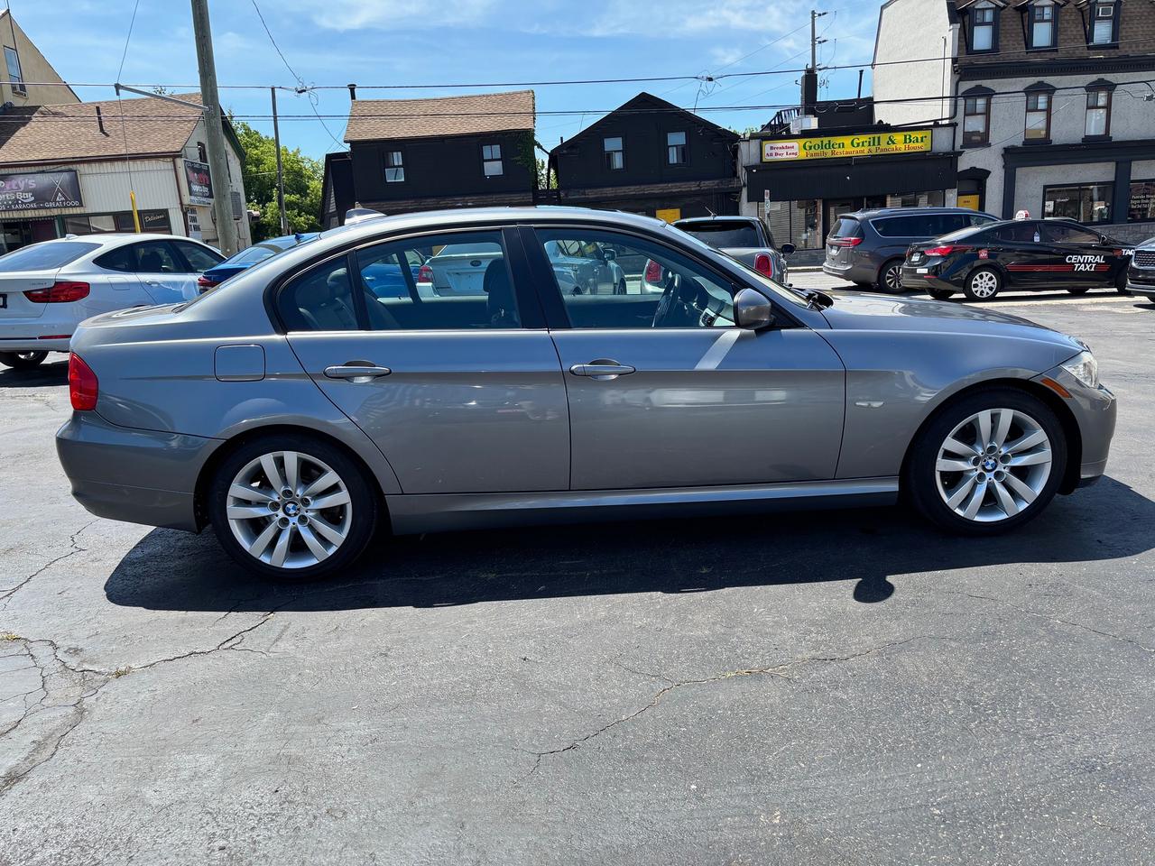 2011 BMW 3 Series 323i Photo