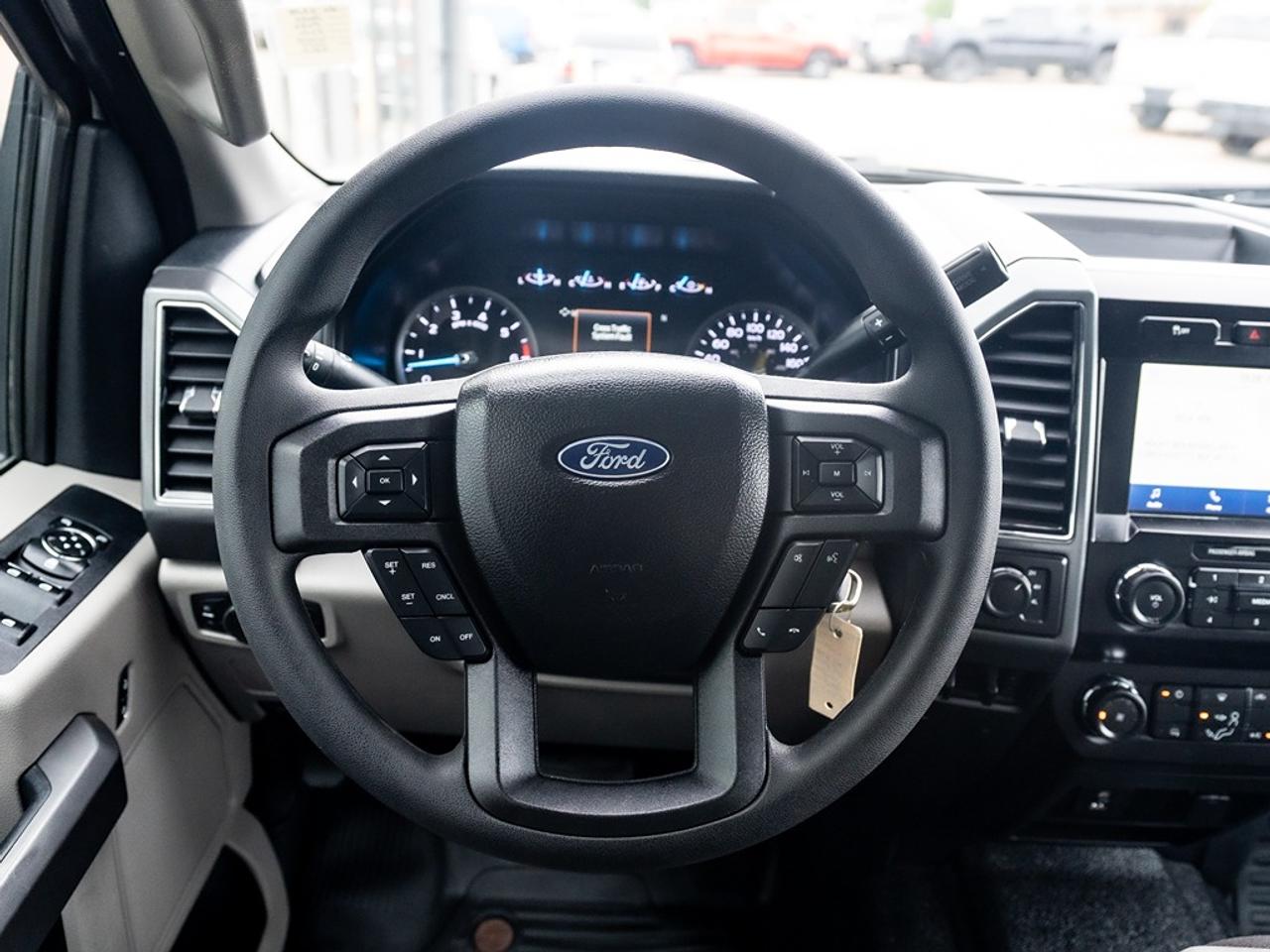 2020 Ford SUPER DUTY F-350 SRW XLT 4WD Crew Cab 8' Flat Deck Photo29