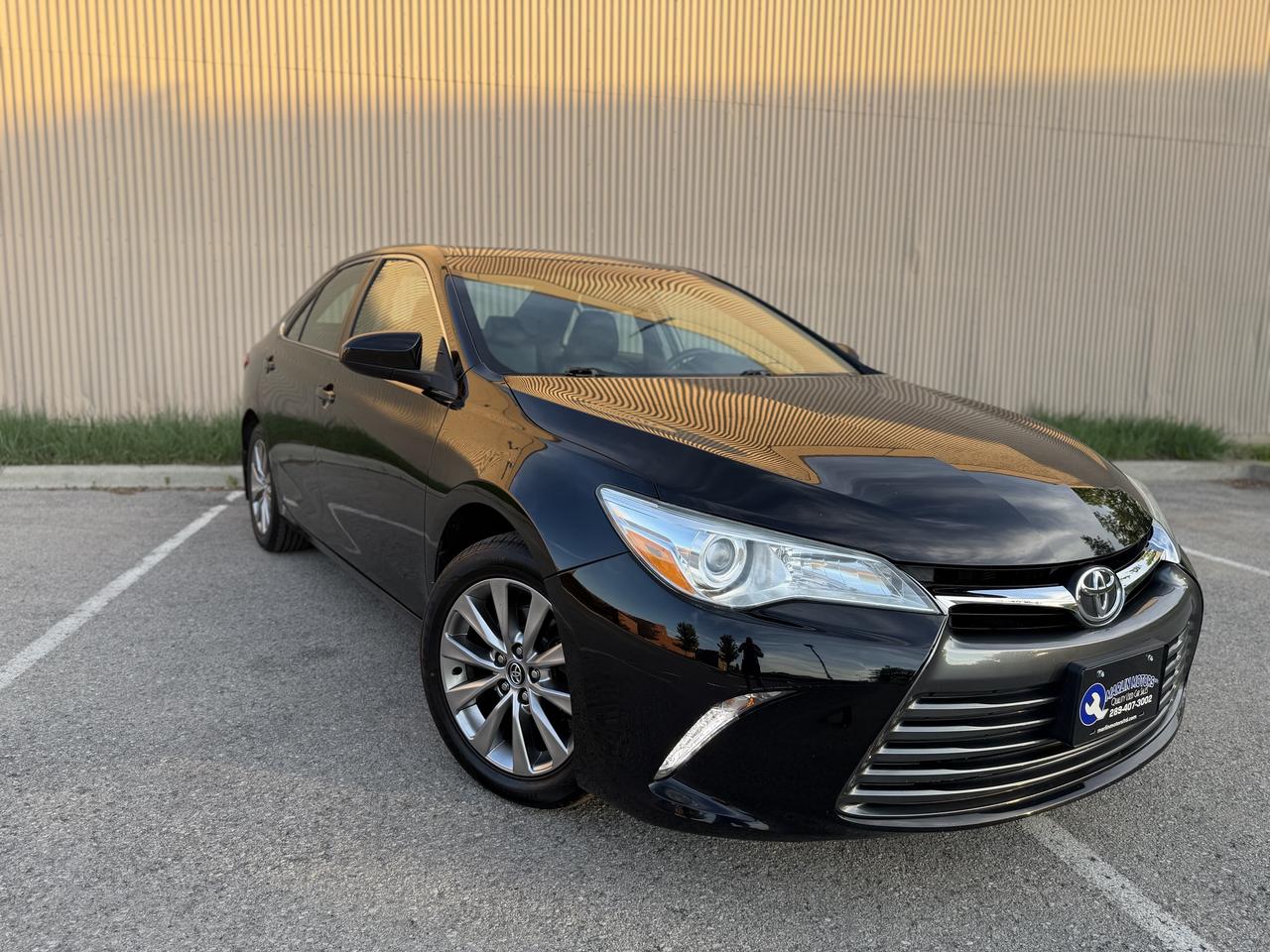 2017 Toyota Camry XLE Photo2
