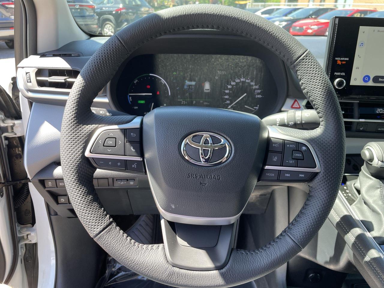 2026 Toyota Sienna XLE 8-Passenger LIKE NEW!!  ONLY 509KMS!!  SOFTEX, Photo