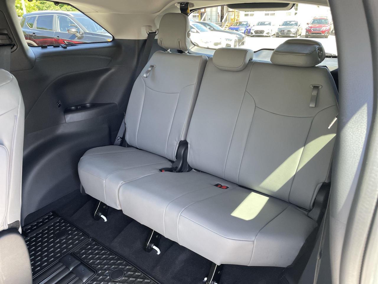 2026 Toyota Sienna XLE 8-Passenger LIKE NEW!!  ONLY 509KMS!!  SOFTEX, Photo