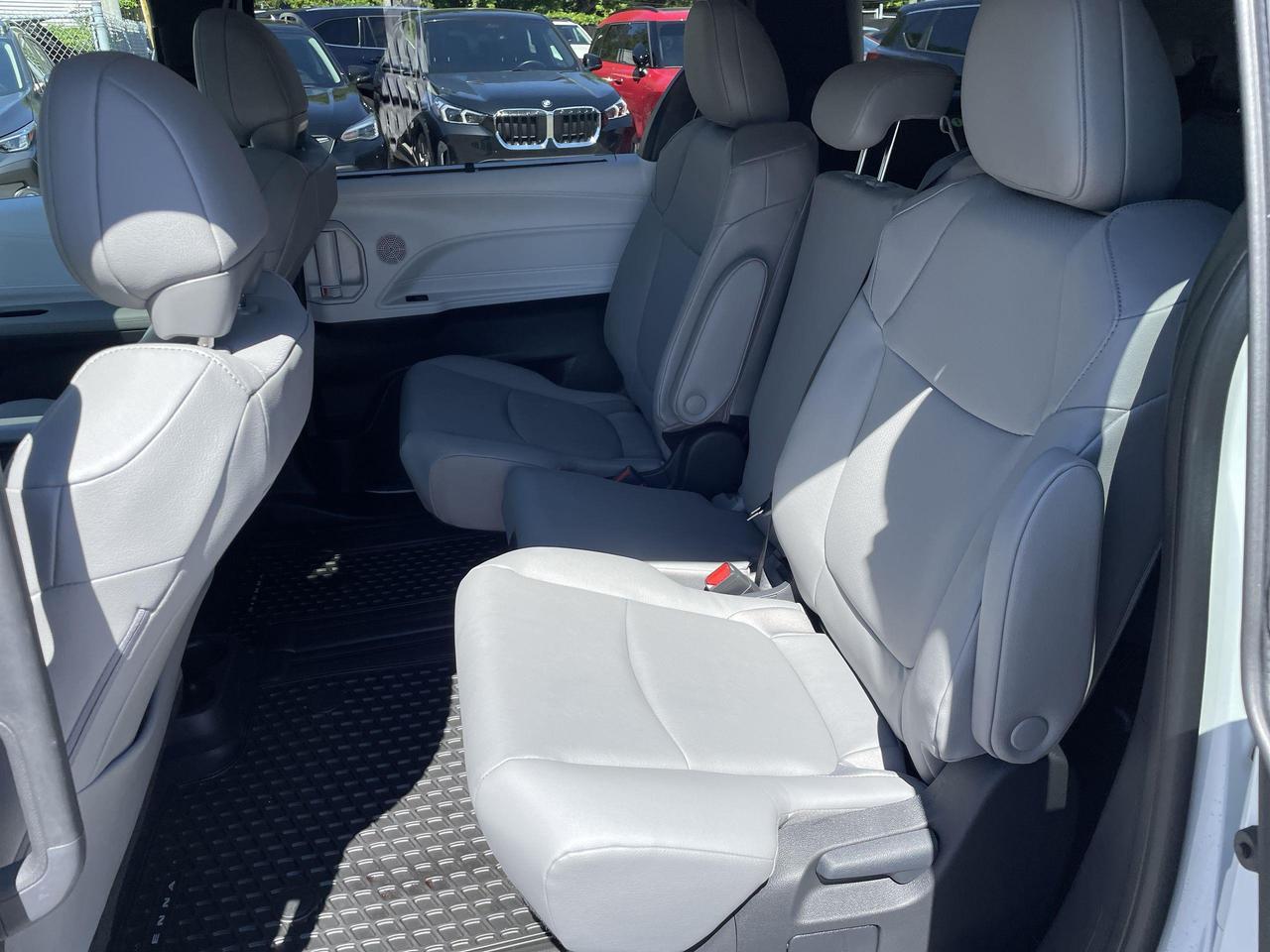 2026 Toyota Sienna XLE 8-Passenger LIKE NEW!!  ONLY 509KMS!!  SOFTEX, Photo