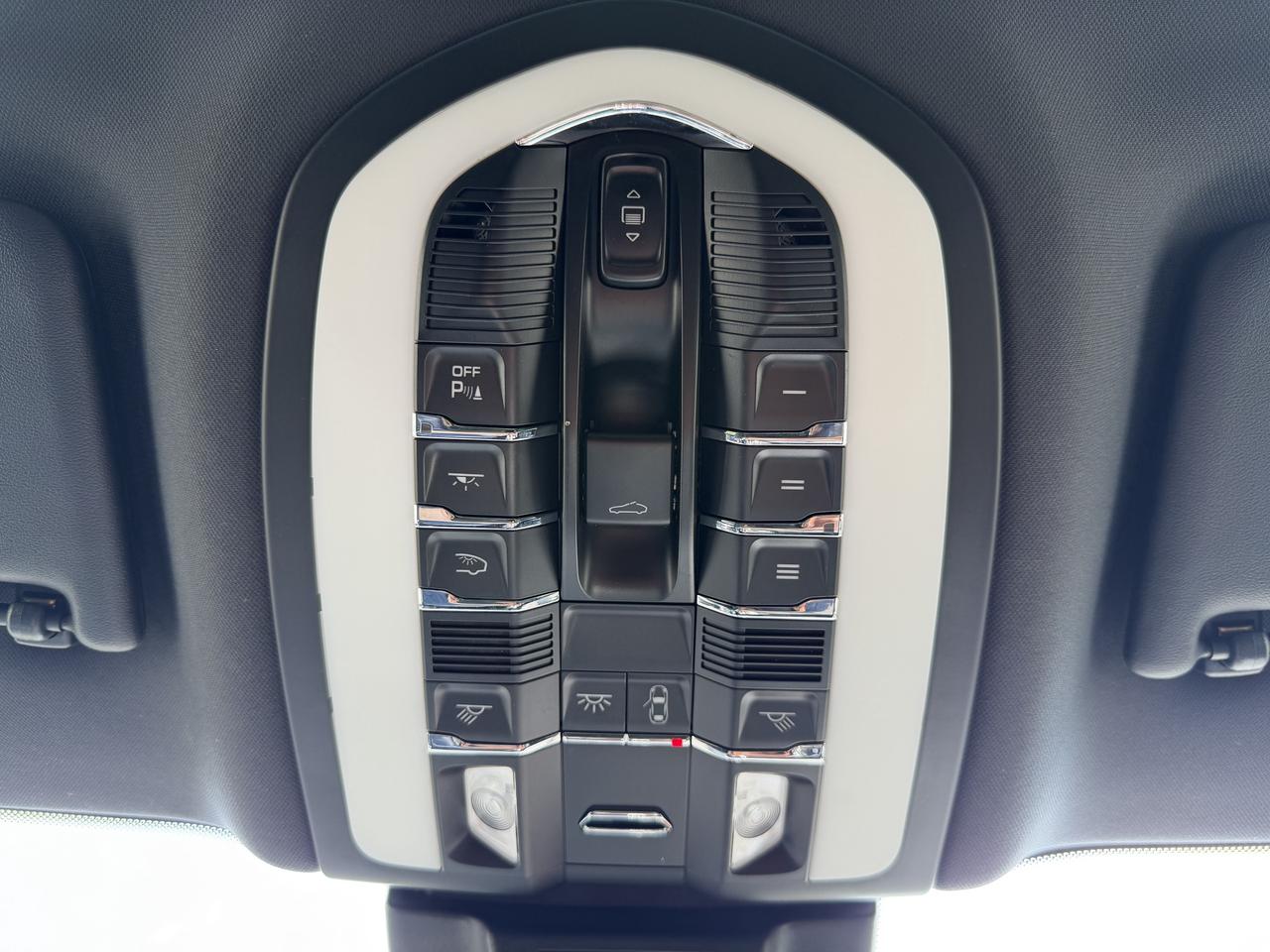 2018 Porsche Macan AWD Photo
