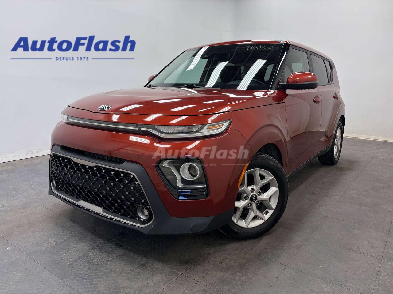+Avertisseur de d&eacute;rive de la trajectoire / Lane departure warning 
+Apple Carplay 
+Android Auto 
+Bluetooth 
+Cam&eacute;ra de recul / Backup camera 
+Commandes de radio au volant / Steering wheel audio controls 
+R&eacute;gulateur de vitesse  / Cruise control 
+Si&egrave;ges chauffants / Heated seats 
+Surveillance des angles morts / Blind spot monitoring 
+Volant chauffant / Heated Steering wheel 
+V&eacute;rifi&eacute; par Carfax / Carfax verified
+Kilom&eacute;trage certifi&eacute; / Certified kilometers
+Historique dentretien / Maintenance history
+Protection m&eacute;canique disponible / Mechanical protection available
+Ce v&eacute;hicule a &eacute;t&eacute; achet&eacute; dun particulier / This vehicle was bought from a private seller



Visitez notre page Google pour voir tous les commentaires positifs que nos clients nous laissent.
 
Financement rapide et facile, 1ere, 2e et 3e chances au cr&eacute;dit, approbation en 30 minutes, taux dacceptation tr&egrave;s &eacute;lev&eacute;. 

Essayez notre demande de cr&eacute;dit s&eacute;curis&eacute; en ligne, sans obligation! 

Nous sommes les sp&eacute;cialistes des autos, fourgonnettes, VUS, 4x4, et les camions l&eacute;gers jusqu&agrave; une tonne. 

*Seulement le nettoyage de base du v&eacute;hicule, fait par un sous-traitant, est inclus. Pour un perfectionnement de lesth&eacute;tique int&eacute;rieur/ext&eacute;rieur, dont une d&eacute;contamination de la peinture, des retouches de peinture, faites par nos experts en esth&eacute;tique, une somme de 249$ sera ajout&eacute;e &agrave; votre facture. Aussi disponible, loption dimmatriculer la voiture sur place, qui vous permet d&eacute;pargner du temps et le co&ucirc;t de 25$ du transit temporaire.

*************

Since 1975 AutoFlash has offered the best price-quality and excellent service. 

Visit our Google page to read all the nice things our clients have to say about us.

We have financing for all credit situations. 1st 2nd 3rd chance credit with an excellent approval rate!

Try our secured online credit application any time, with no obligation! 

We specialize in all brands, makes and models. Whether you need a car, truck, SUV or minivan, we can help you.

And if we dont have it, well find it for you!

*Only the basic cleaning of the vehicle, done by a subcontractor, is included in the advertised price. For a complete interior/exterior detailing, done by our esthetic specialists, which includes a complete paint decontamination and paint touch-ups if needed, an amount of 249$ will be added to your invoice. Also available, in-house licensing, which allows you to save the $25 for a temporary Transit.