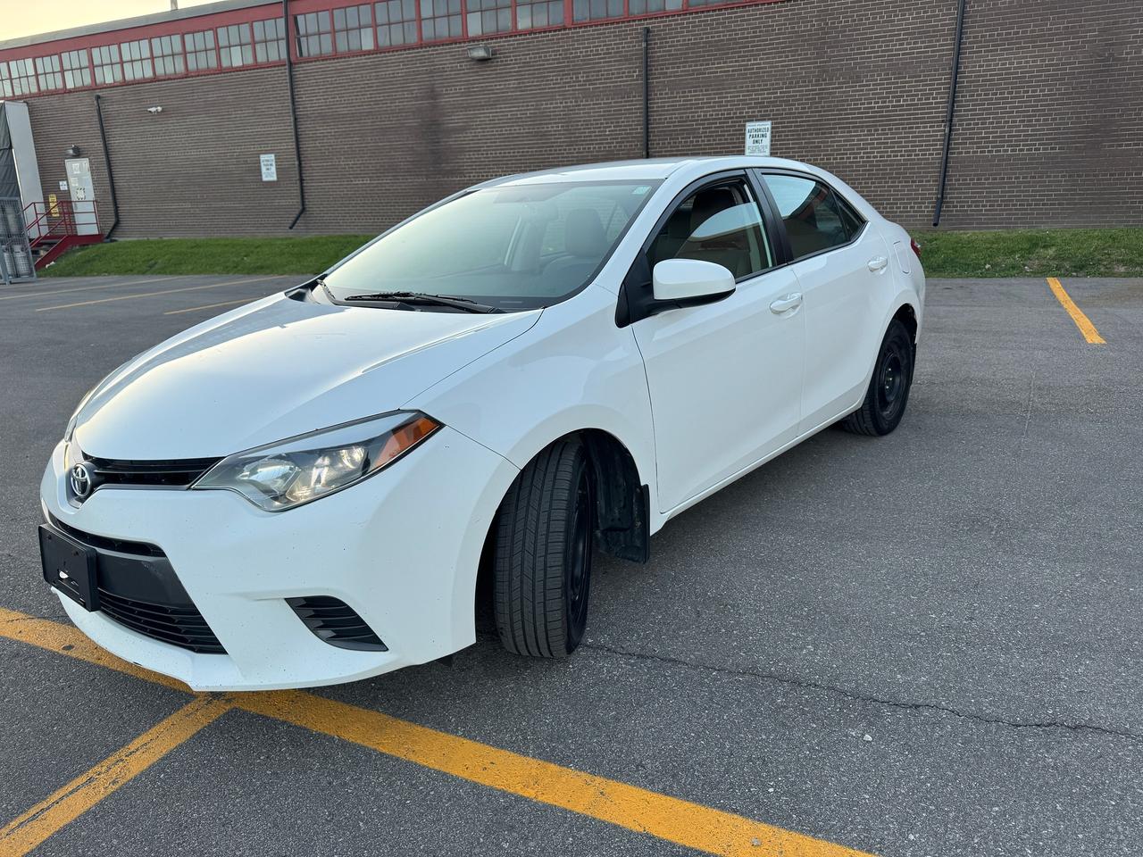2015 Toyota Corolla LE Photo2