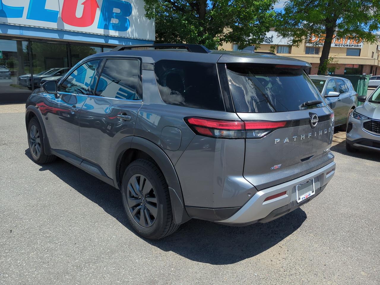 2024 Nissan Pathfinder SV Photo2