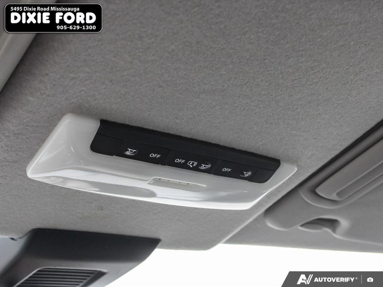2023 Nissan Kicks SR Photo