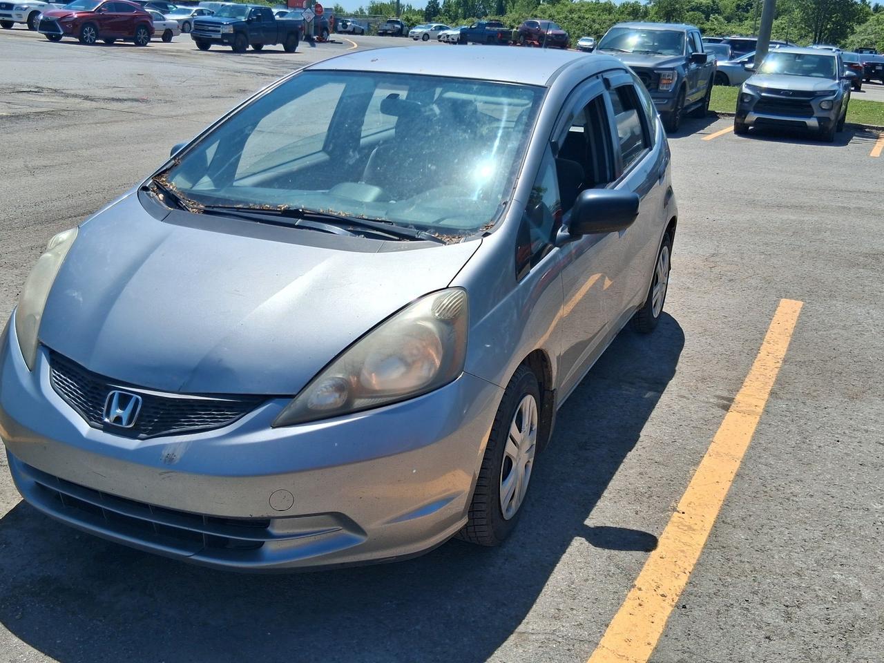 Présence de rouille perforante au coin arrière des bas de caisse. Suspension avant à vérifier. Pare-brise fissuré.