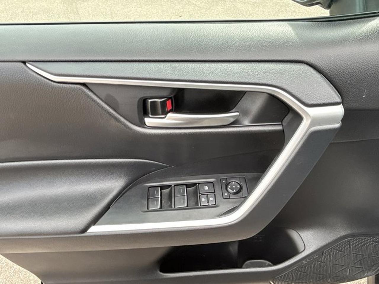 2025 Toyota RAV4 XLE AWD | No Accidents | Sunroof | Heated Steering Photo