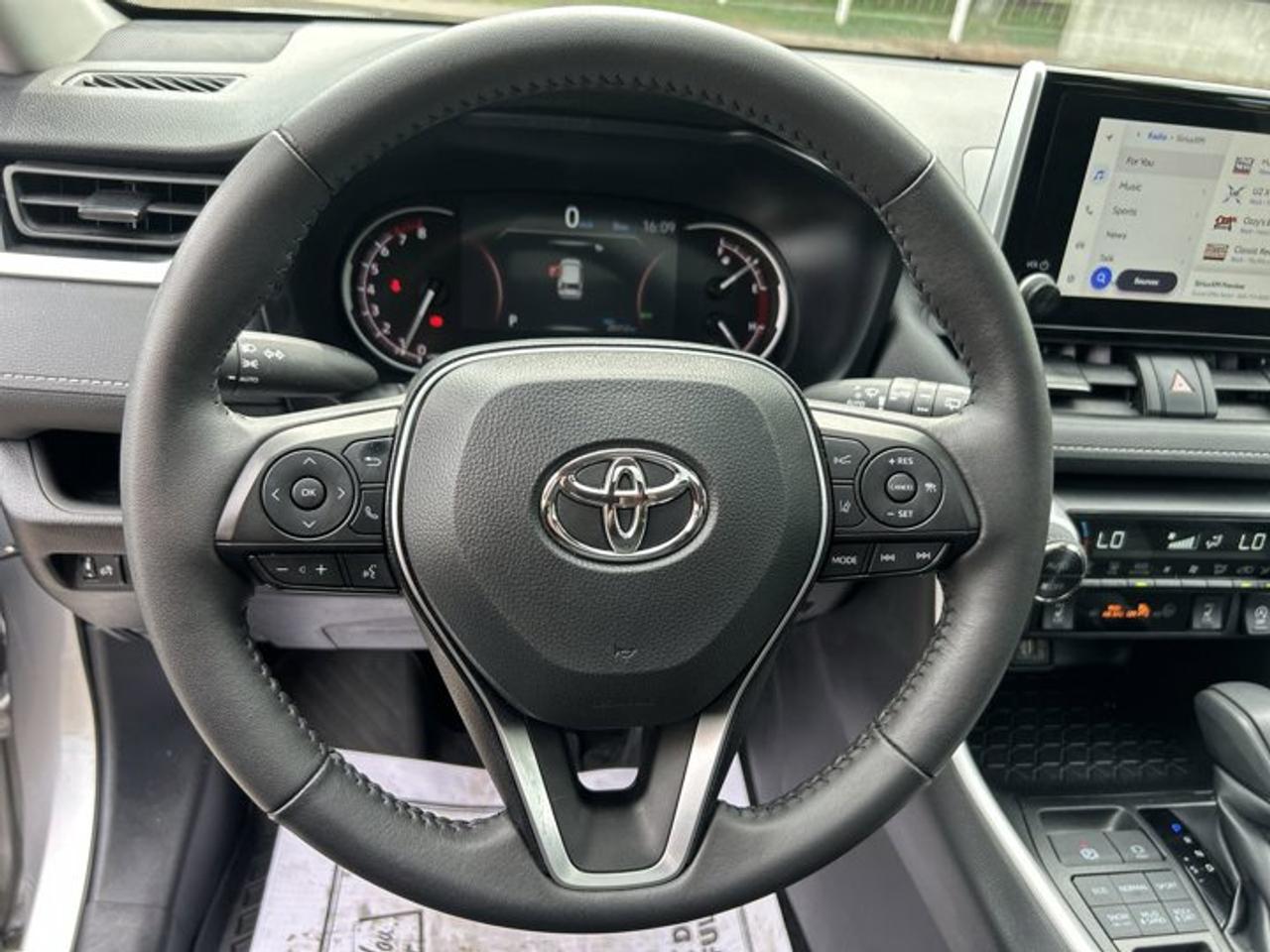 2025 Toyota RAV4 XLE AWD | No Accidents | Sunroof | Heated Steering Photo
