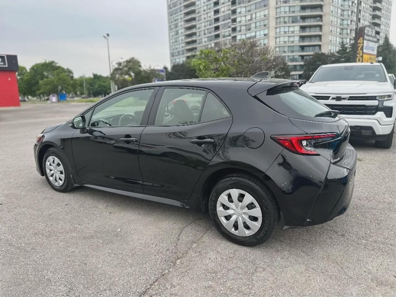 2025 Toyota Corolla Hatchback SE Photo3