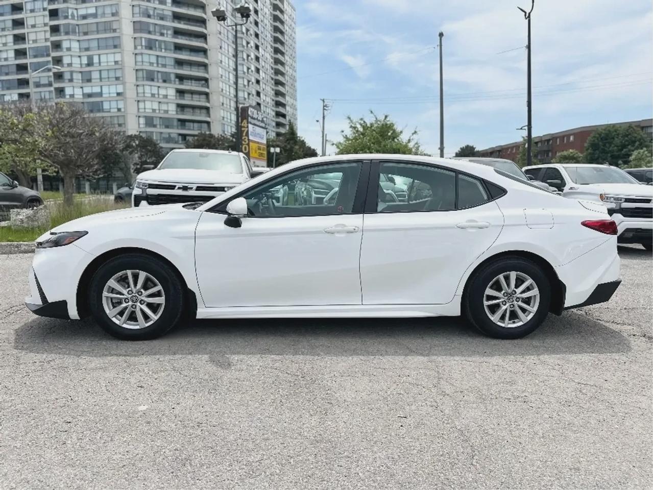 2025 Toyota Camry HYBRID SE Photo4
