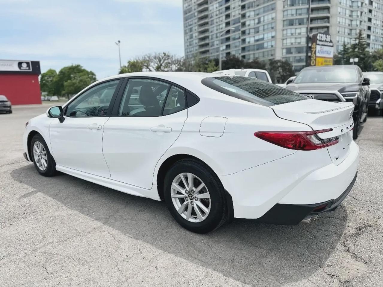 2025 Toyota Camry HYBRID SE Photo
