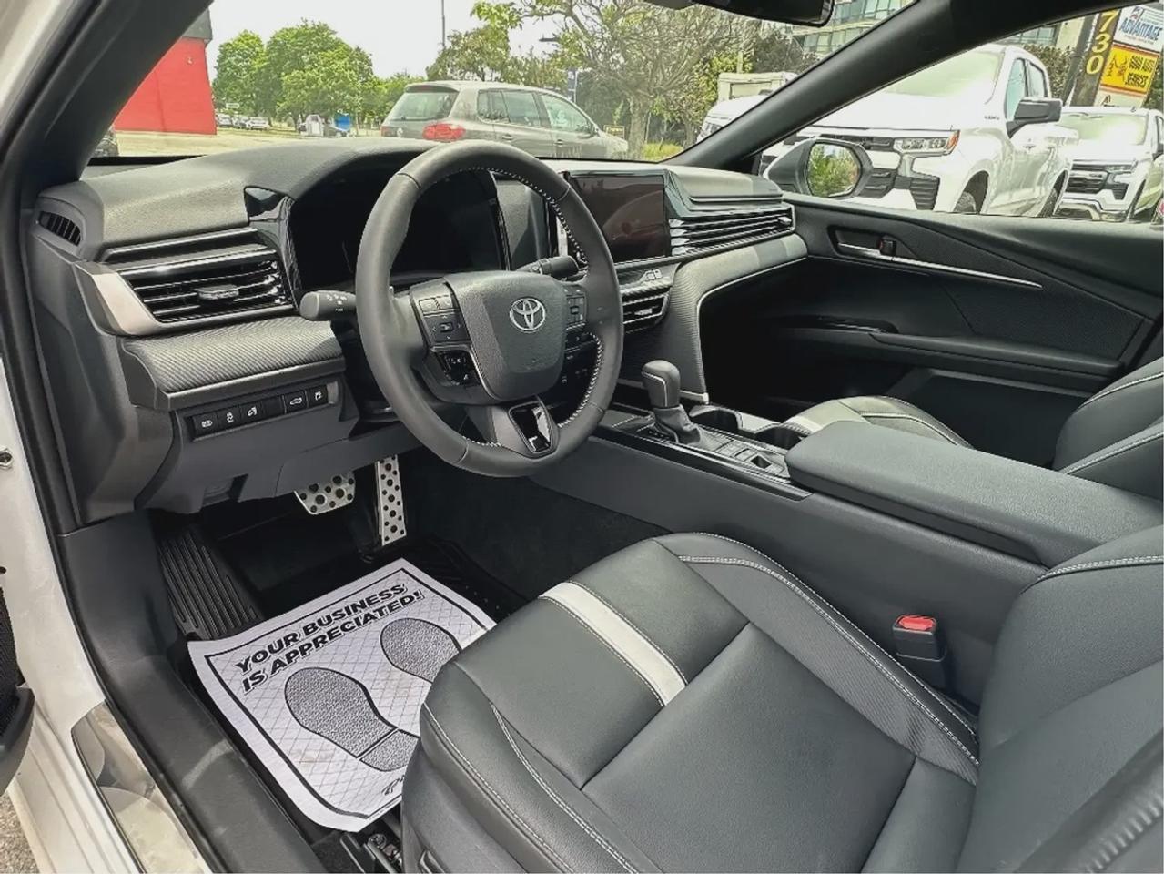 2025 Toyota Camry HYBRID SE Photo