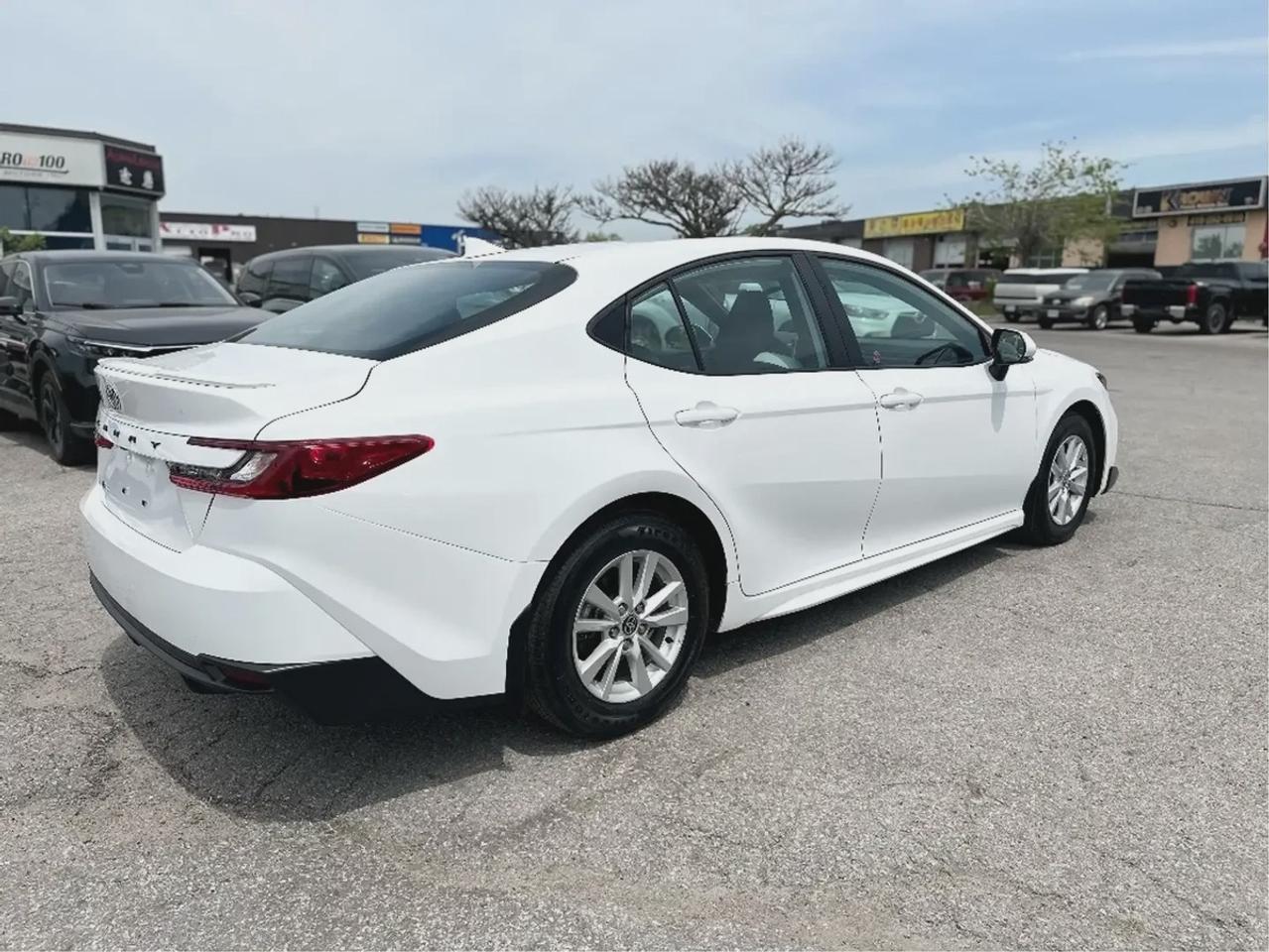 2025 Toyota Camry HYBRID SE Photo