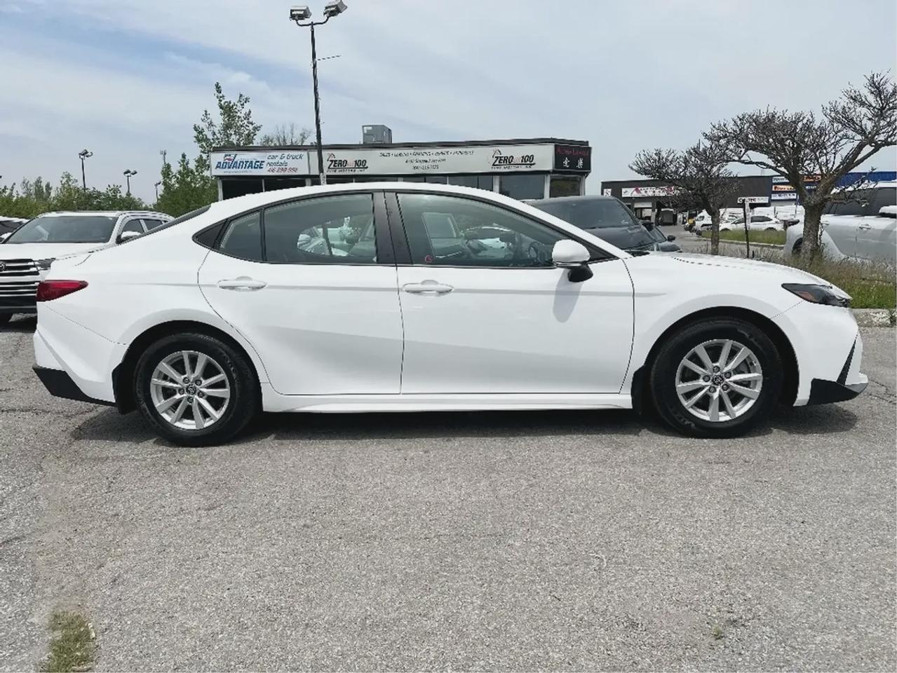 2025 Toyota Camry HYBRID SE Photo