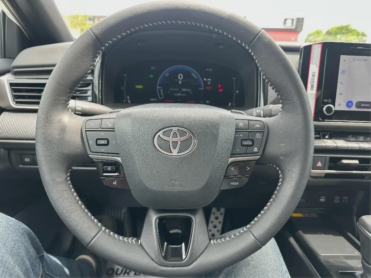 2025 Toyota Camry HYBRID SE Photo