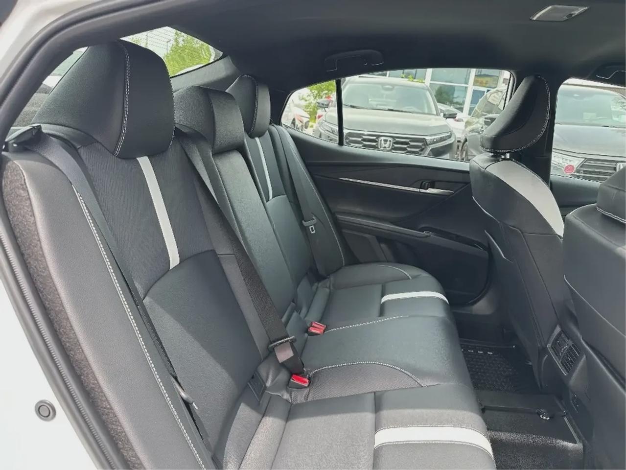 2025 Toyota Camry HYBRID SE Photo