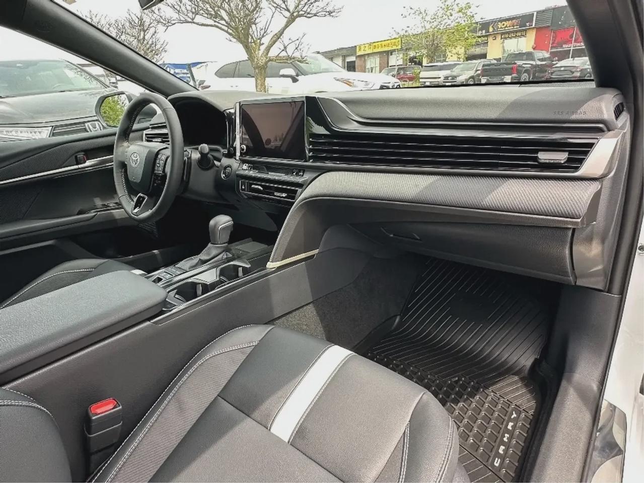 2025 Toyota Camry HYBRID SE Photo