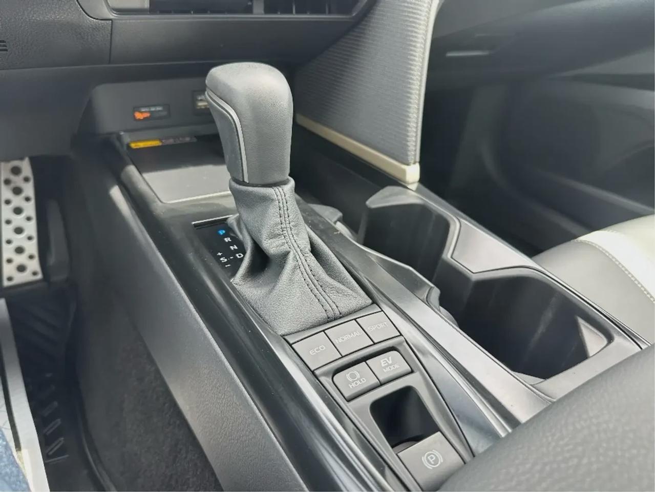 2025 Toyota Camry HYBRID SE Photo
