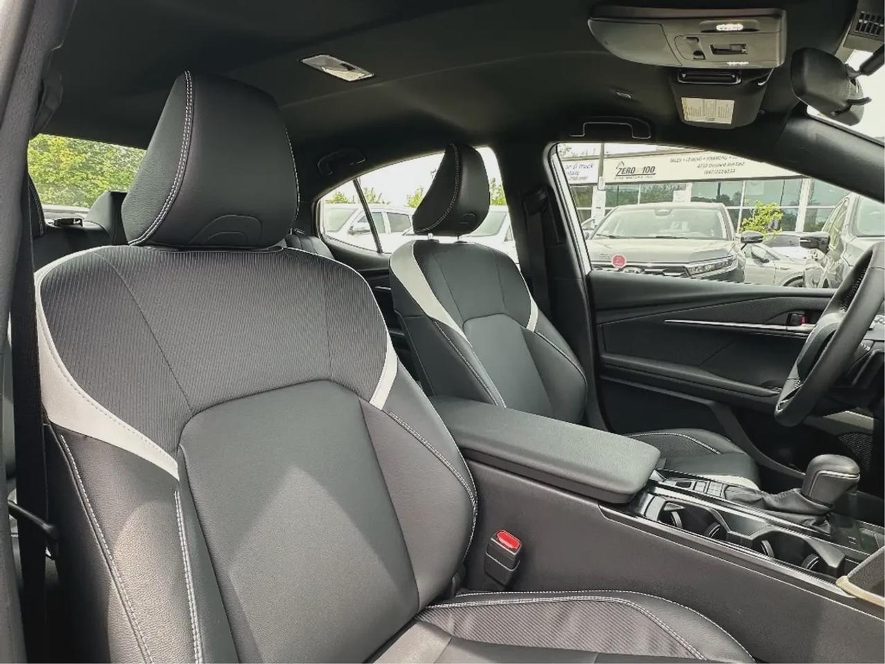 2025 Toyota Camry HYBRID SE Photo