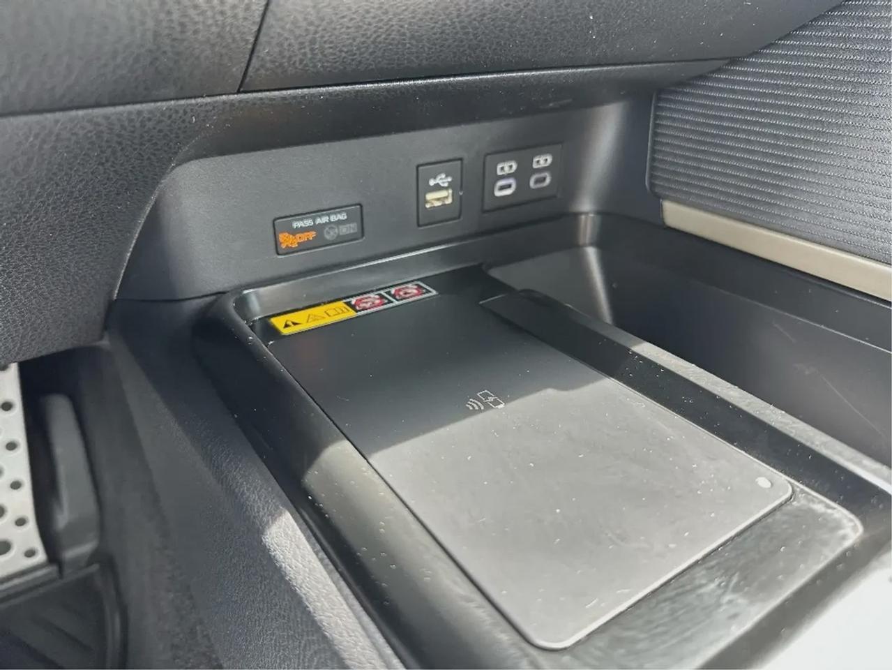 2025 Toyota Camry HYBRID SE Photo