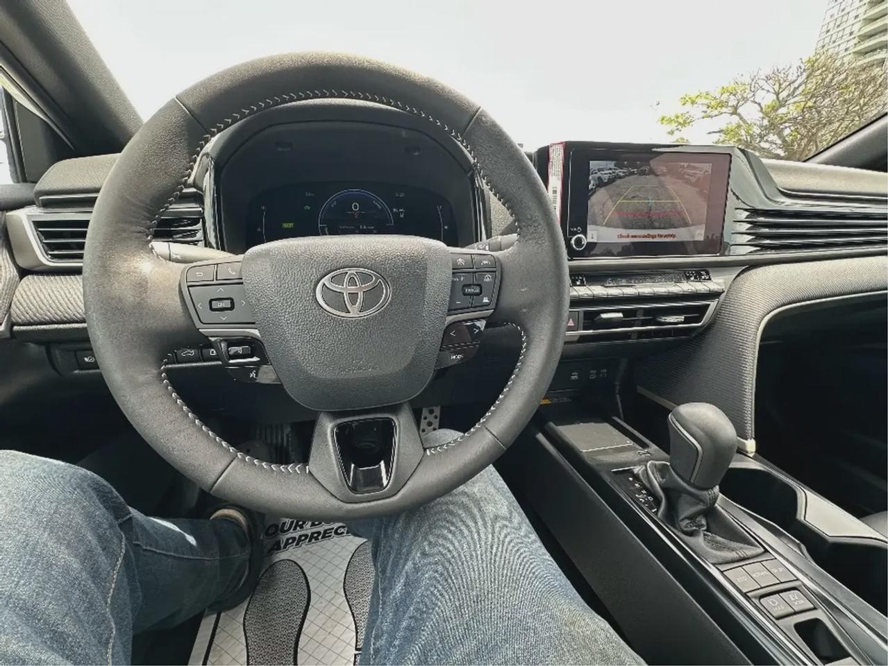 2025 Toyota Camry HYBRID SE Photo