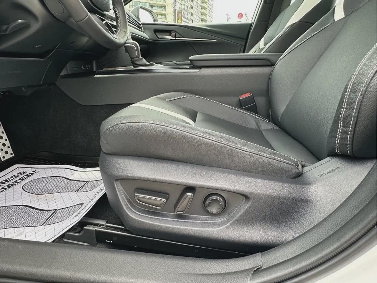 2025 Toyota Camry HYBRID SE Photo