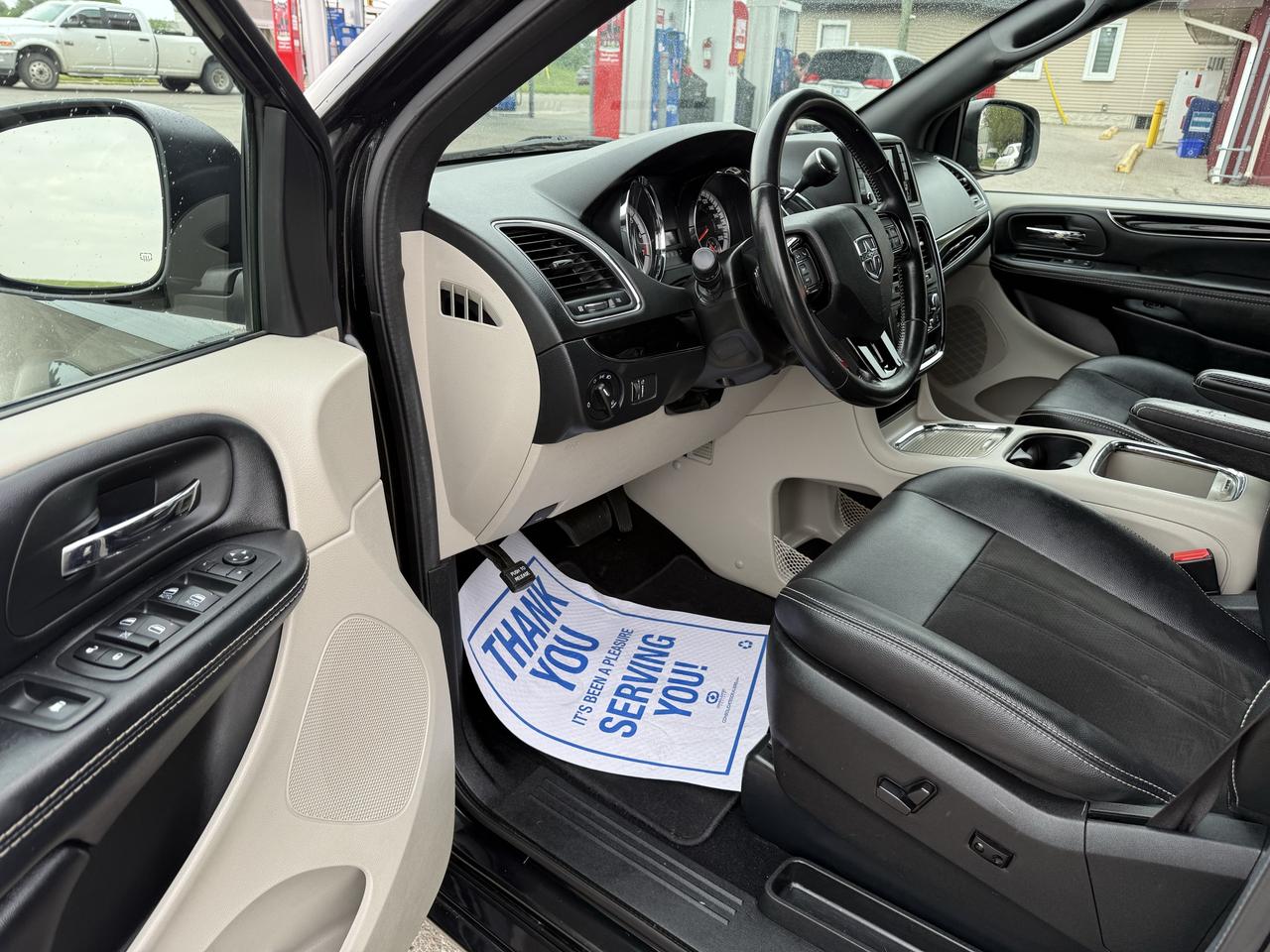 2019 Dodge Grand Caravan SXT Premium Plus stowngo navigation extra 4 rims with winter tires Photo4