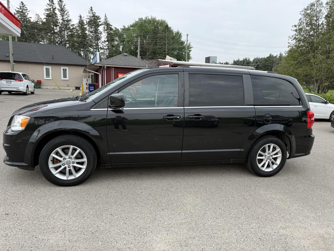 2019 Dodge Grand Caravan SXT Premium Plus stowngo navigation extra 4 rims with winter tires Photo3