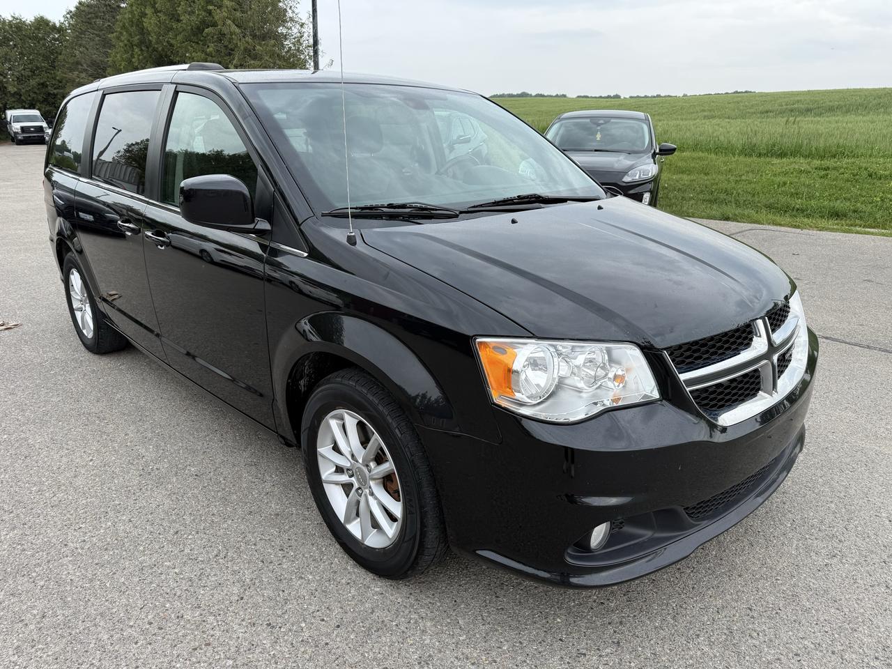2019 Dodge Grand Caravan SXT Premium Plus stowngo navigation extra 4 rims with winter tires - Photo #1