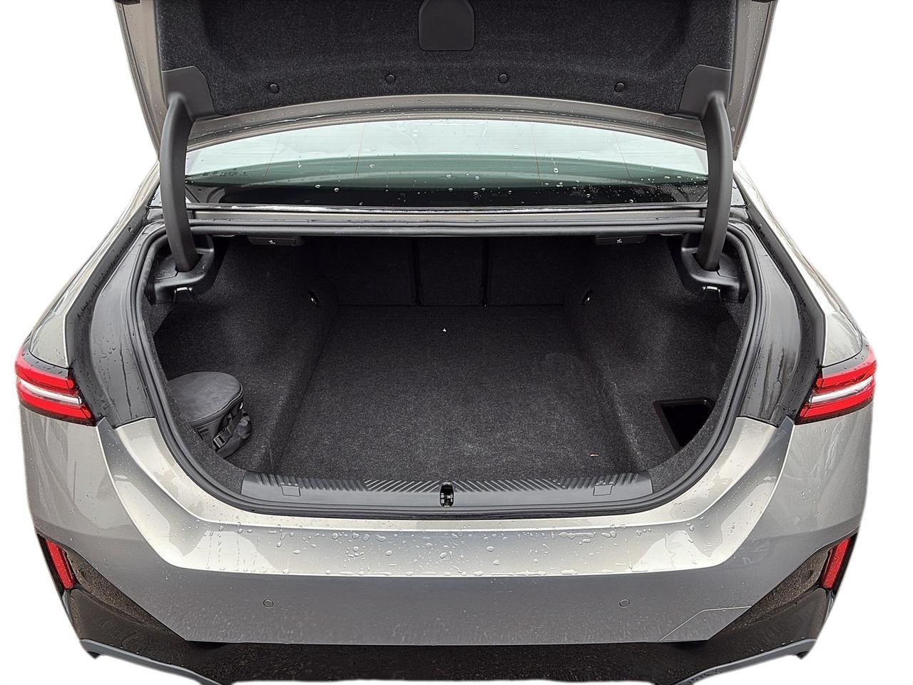 2026 BMW 530i 530i xDrive Sedan Photo
