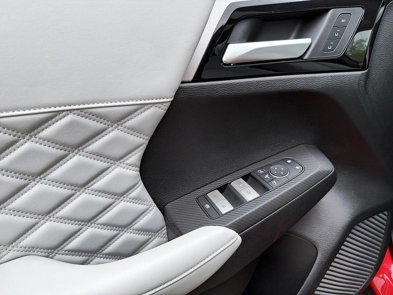 2025 Mitsubishi Outlander Phev SEL Photo
