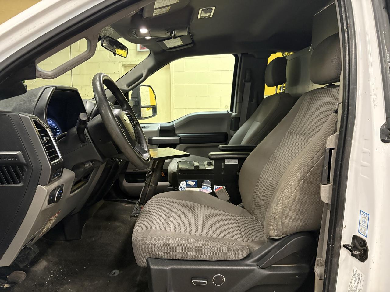2018 Ford SUPER DUTY F-350 DRW XLT Photo