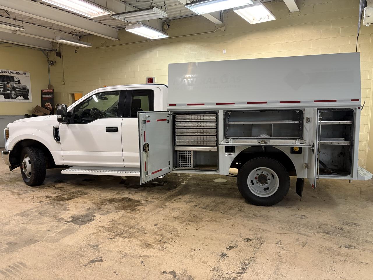 2018 Ford SUPER DUTY F-350 DRW XLT Photo2