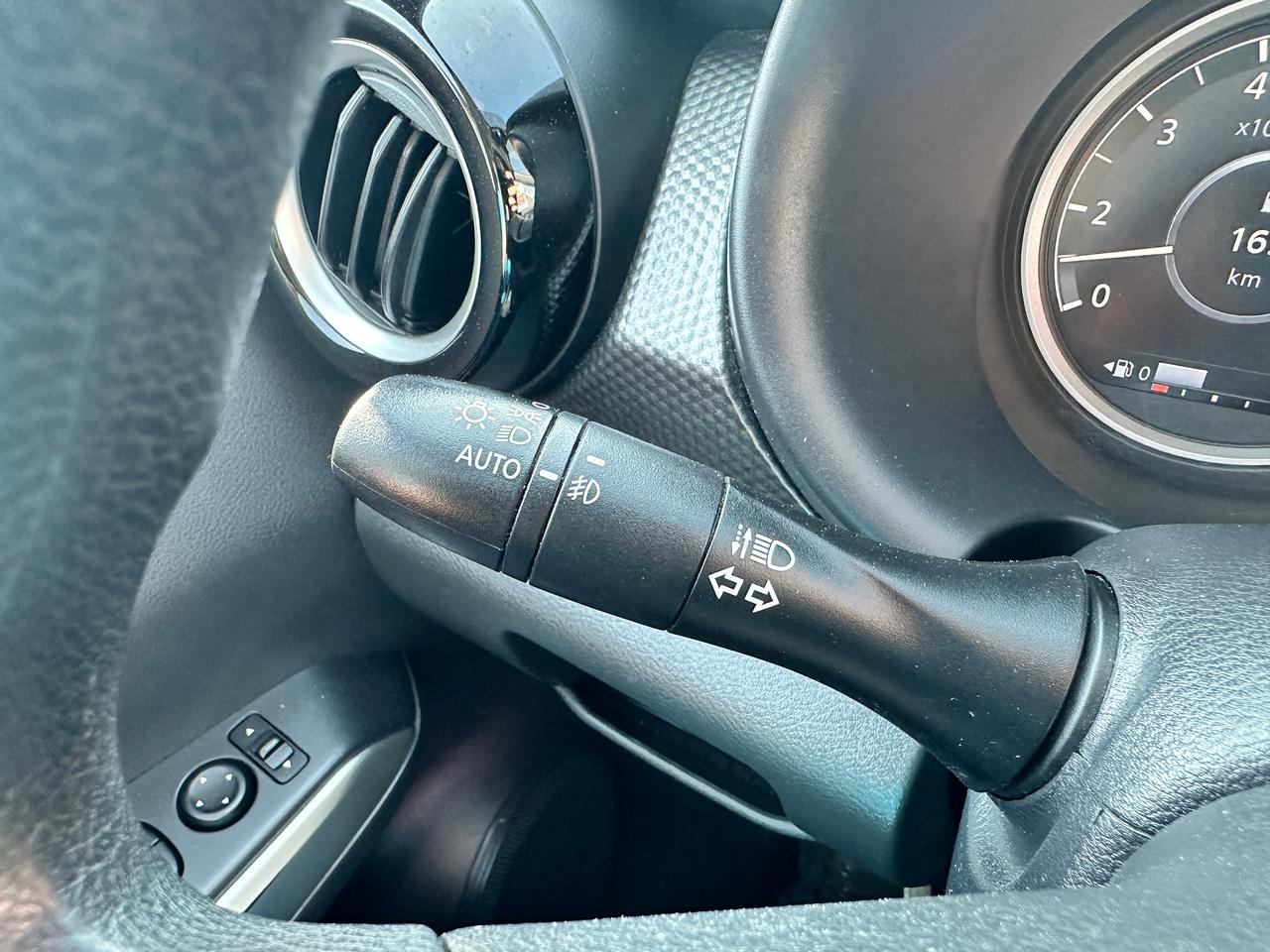 2020 Nissan Kicks SV FWD HTD-Cloth BackupCam RemStart Alloys CarPlay Photo