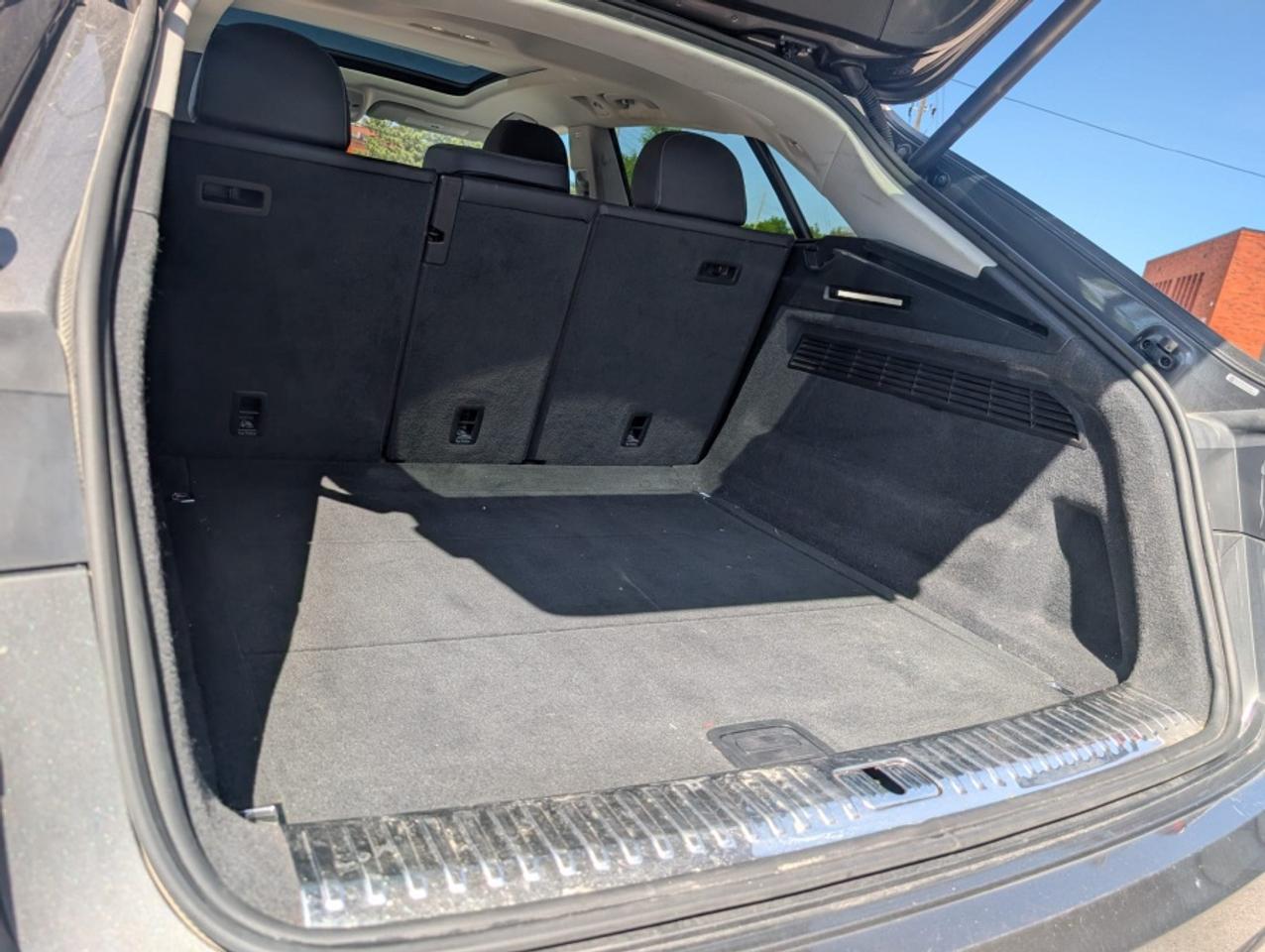 2019 Audi Q8 PROGRESSIV /LEATHER /NAVI /REAR CAM /SUNROOF Photo