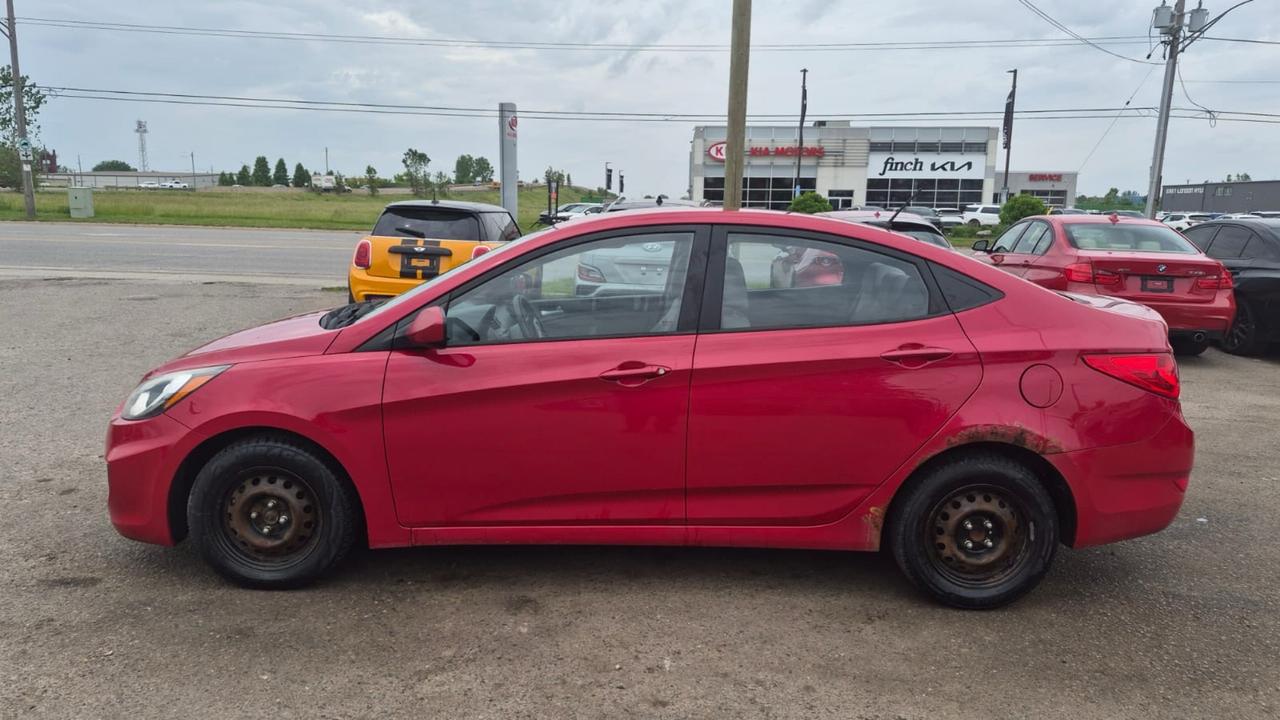 2012 Hyundai Accent GL Photo