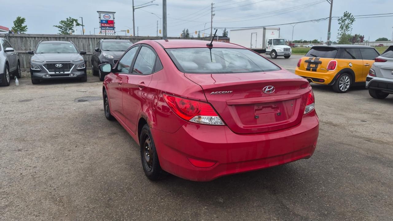 2012 Hyundai Accent GL Photo2