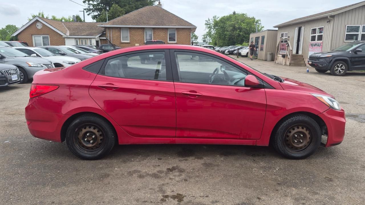 2012 Hyundai Accent GL Photo