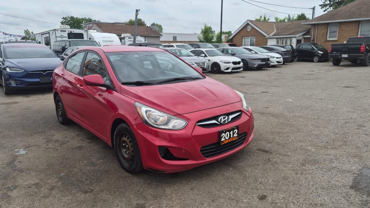 2012 Hyundai Accent GL Photo