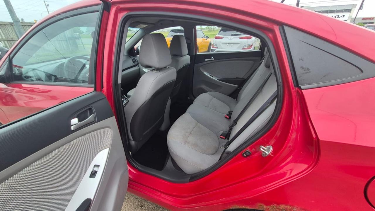 2012 Hyundai Accent GL Photo