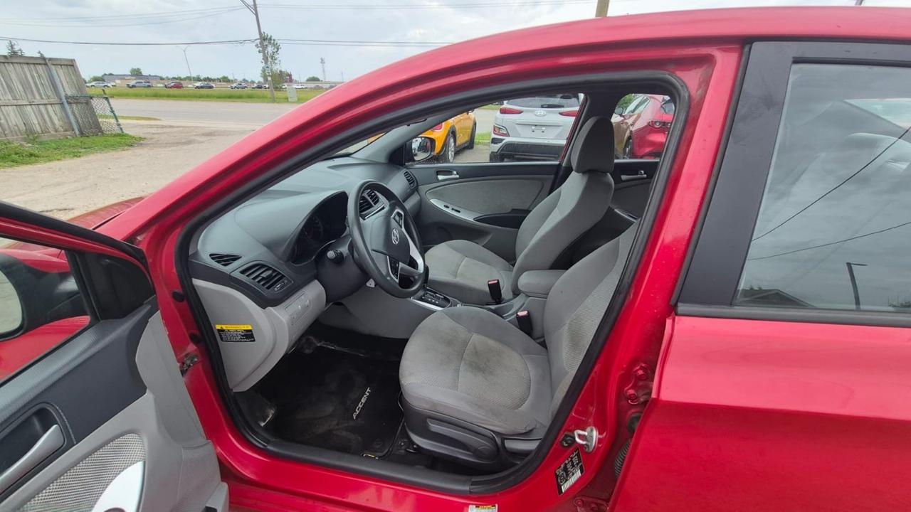 2012 Hyundai Accent GL Photo