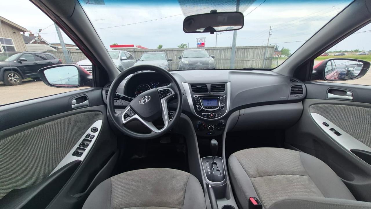 2012 Hyundai Accent GL Photo