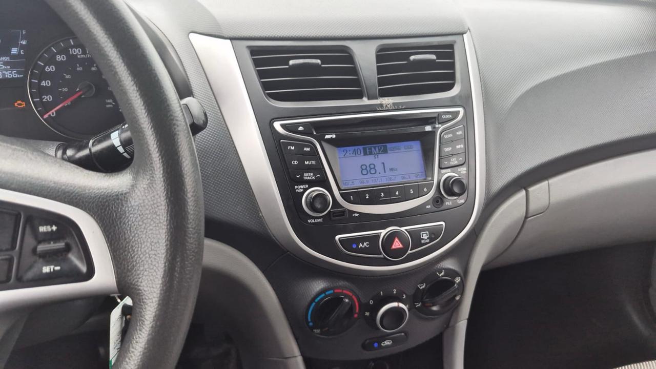 2012 Hyundai Accent GL Photo